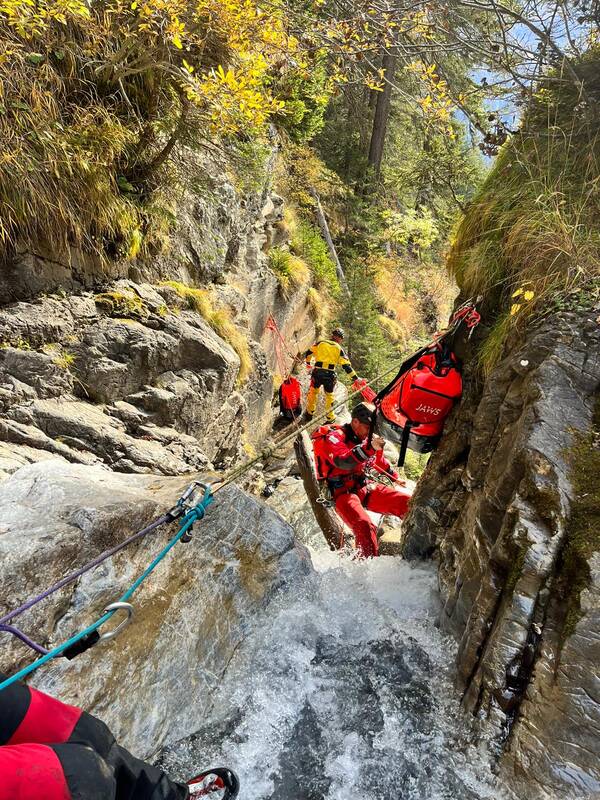 Canyon_Oberland_en_suisse_expédition_jaws_avec_sac_à_dos_canyoning_angel_55